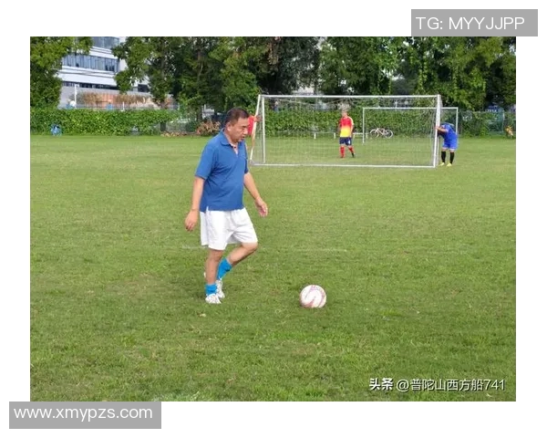 球星足球长传技巧提升训练:精准度与力量并重的专业训练方法解析 球星足球长传技巧提升训练:精准度与力量并重的专业训练方法解析